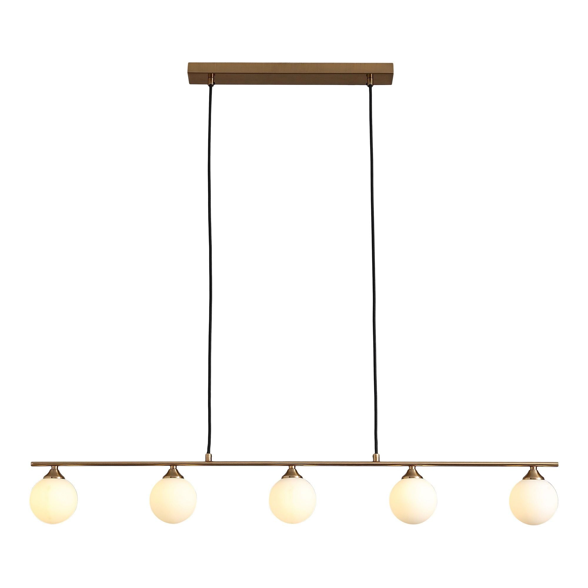 Halifax Pendellampa i Mässing med Glasglober från House Nordic har en modern design med en träbotten och två svarta sladdar som hänger upp en snygg mässingsstång. Fem jämnt fördelade glasglober hänger nedanför, och erbjuder en elegant och tidlös lyster för hemmet.