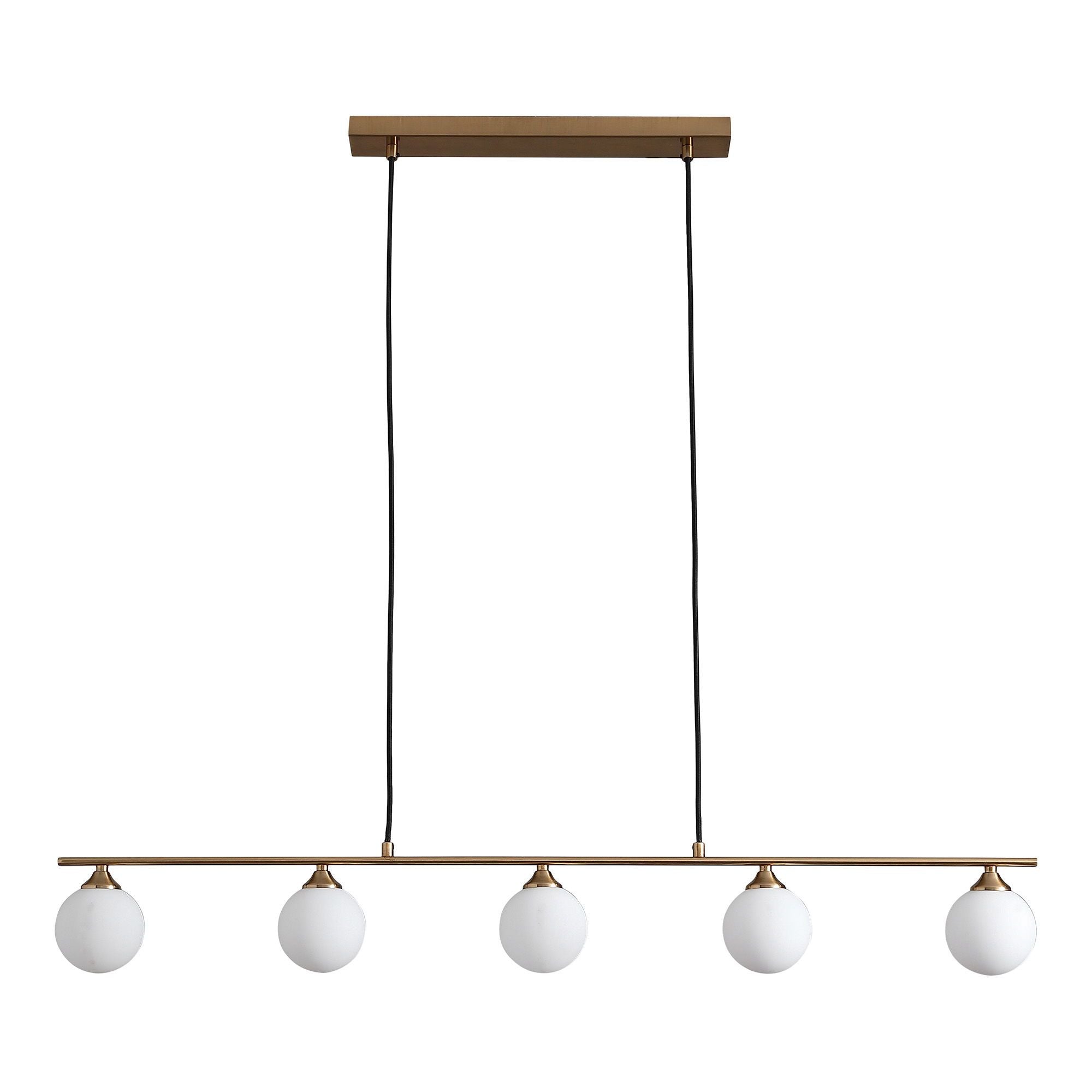 The House Nordic Halifax Pendellampa i Mässing med Glasglober är en elegant, tidlös taklampa, med en mässingsstång med två svarta sladdar och fem jämnt fördelade vita glasglober för en minimalistisk modern design.