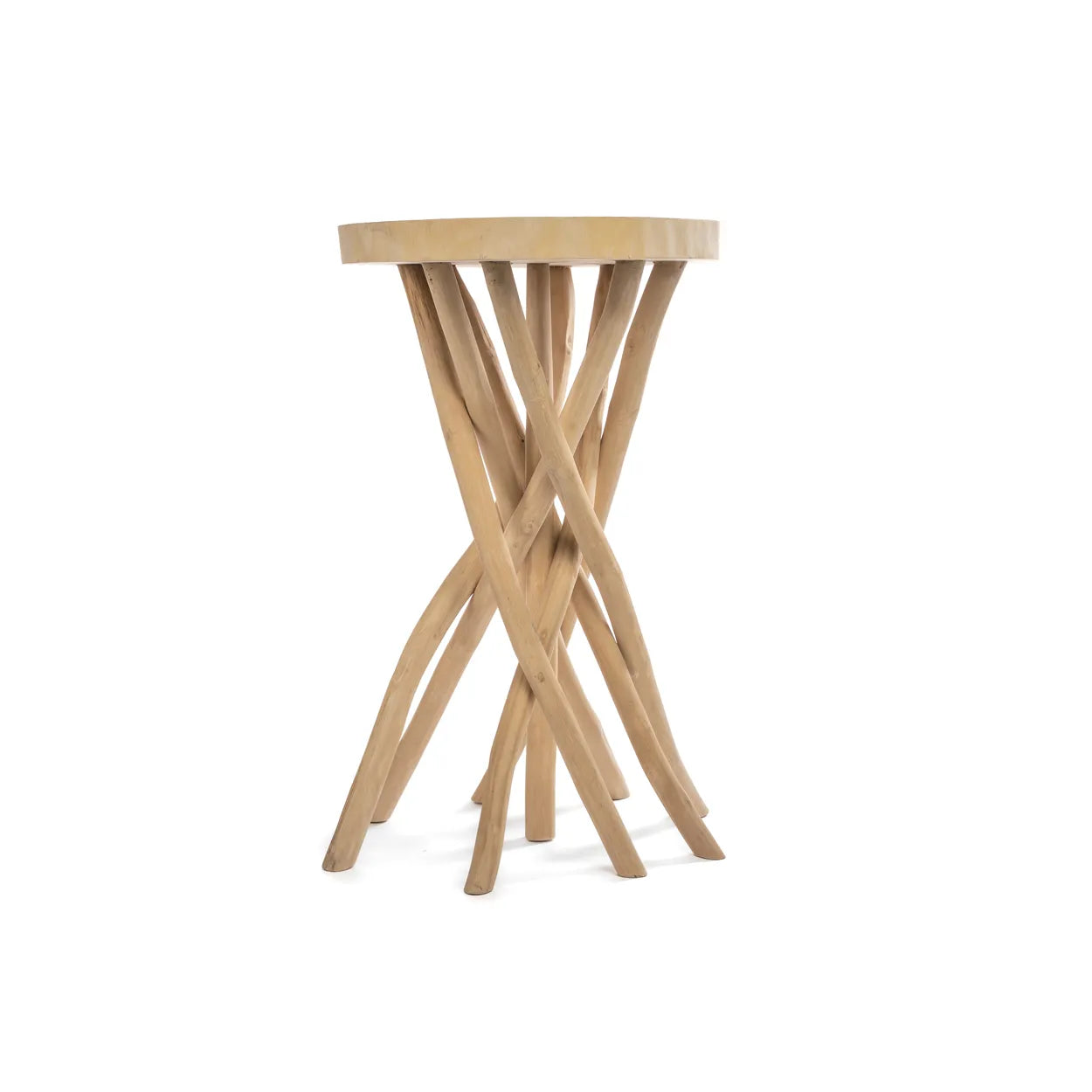 Gili barbord i teak från Bazar Bizar har en rund topp och korsade ben som utstrålar övibbar. Tillverkad av ljust trä med en naturlig finish, erbjuder den rustik attraktion mot en vanlig vit bakgrund.