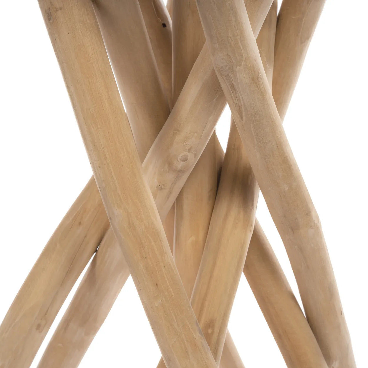 Närbild av Gili barbord i teak av Bazar Bizar, med sammanvävda teakgrenar i kors och tvärs. Det naturliga träets texturer och ådring skapar en intrikat design mot en vit bakgrund, framhäver de varma tonerna och frammanar unik tropisk lyx för hem och livmoder.