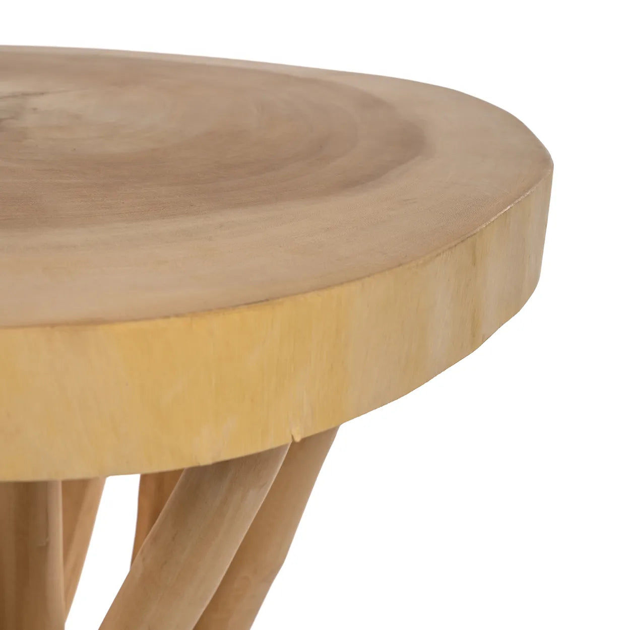 Gili barbord i teak från Bazar Bizar ger övibbar med sin tjocka bordsskiva och släta, ljusbruna finish. Understödd av cylindriska träben, ger denna pjäs en touch av tropisk lyx till alla utrymmen.