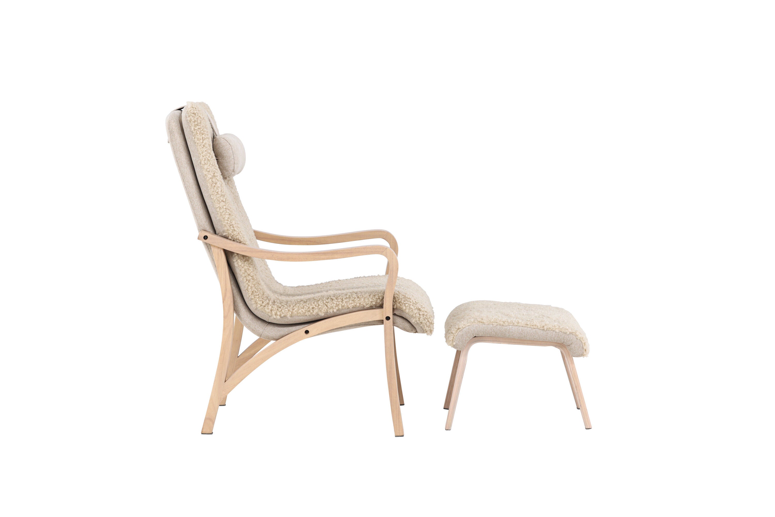 Fårö fåtölj med fotpall och nackkudde från Venture Home har en ljus träram med nordisk elegans. Dess plyschiga, pälsliknande beige polyestertyg ger mysig komfort. Denna skandinaviska, minimalistiska design förkroppsligar obestridlig elegans.