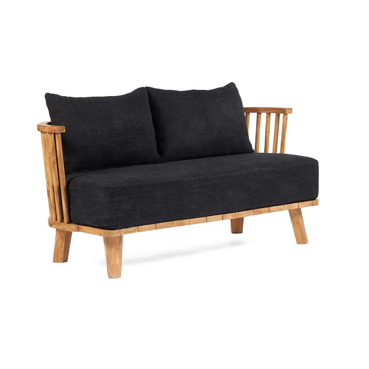 Upptäck Malawi Two Seater från Bazar Bizar, en modern, minimalistisk handgjord soffa tillverkad av återvunnet teak med naturlig finish, mörka kuddar, två ryggkuddar, en lamellram och en kantig bas med fyra ben – utstrålar naturlig elegans och ultimat komfort.