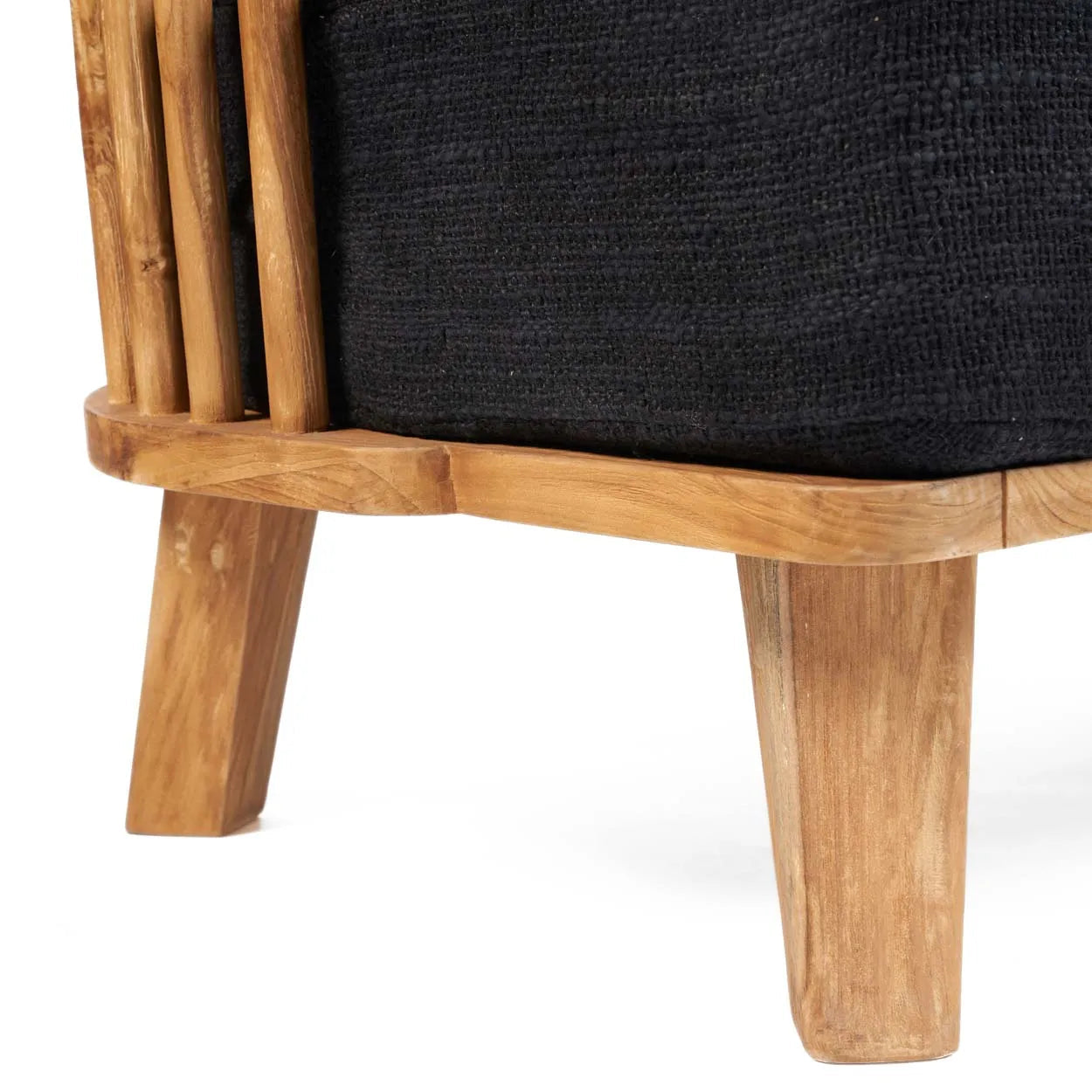 Närbild av Malawi Two Seater-ben av Bazar Bizar, som visar ljusbrunt återvunnet teak med en slät finish. En svart vävd tygpanel framhäver synlig struktur, kompletterad med vertikala träribbor för en naturligt elegant design.