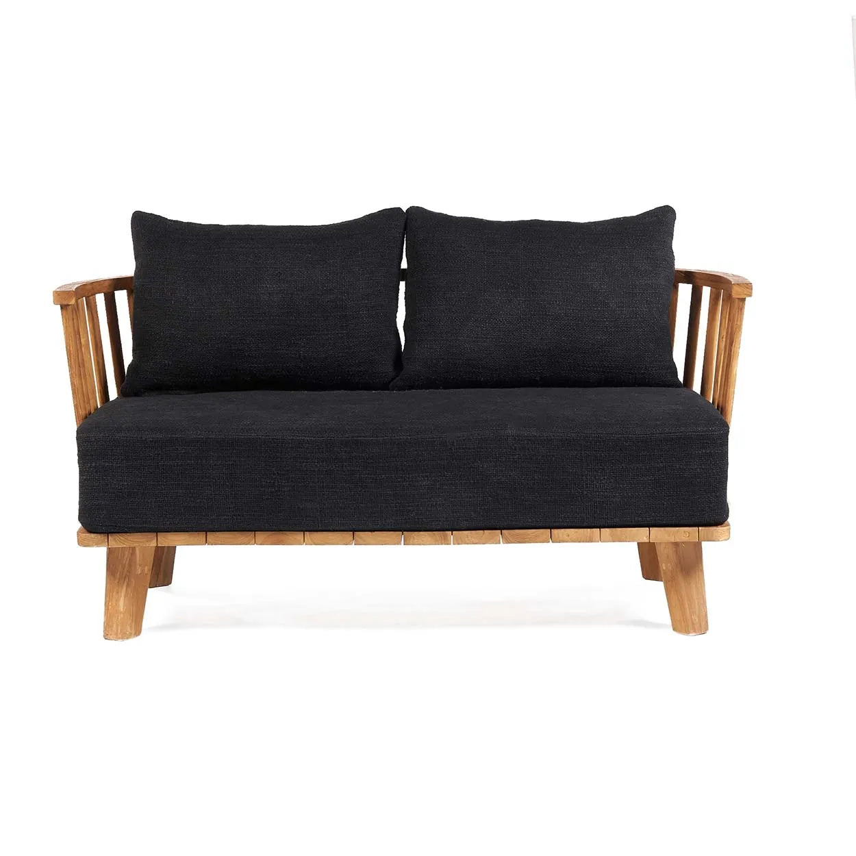 Malawi Two Seater från Bazar Bizar är en minimalistisk, modern soffa handgjord av återvunnet teak. Den har ribbade armar och ben med två svarta ryggkuddar och en svart sittdyna.