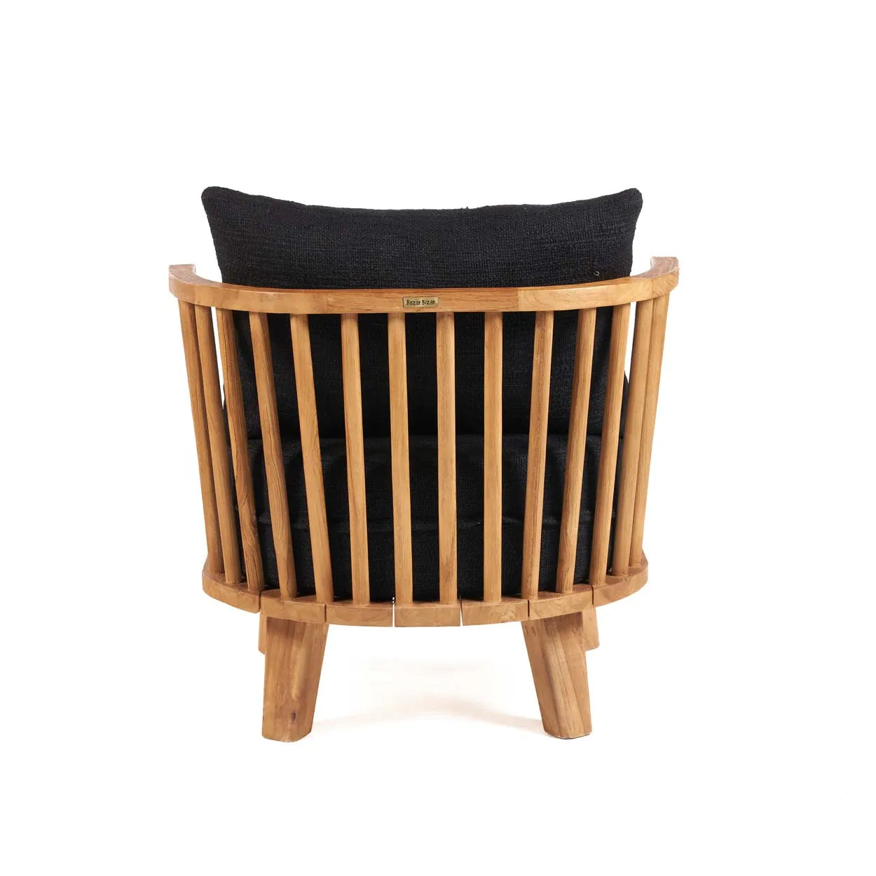 The Bazar Bizar Antwerp The Malawi One Seater - Natural Black har en design av återvunnet teak med ett ryggstöd med spjälor och två robusta ben. Kompletterat med en svart kudde skapar stolens enkla, rena linjer ett modernt rustikt tilltal som är perfekt för alla interiörer, mot en vit bakgrund.