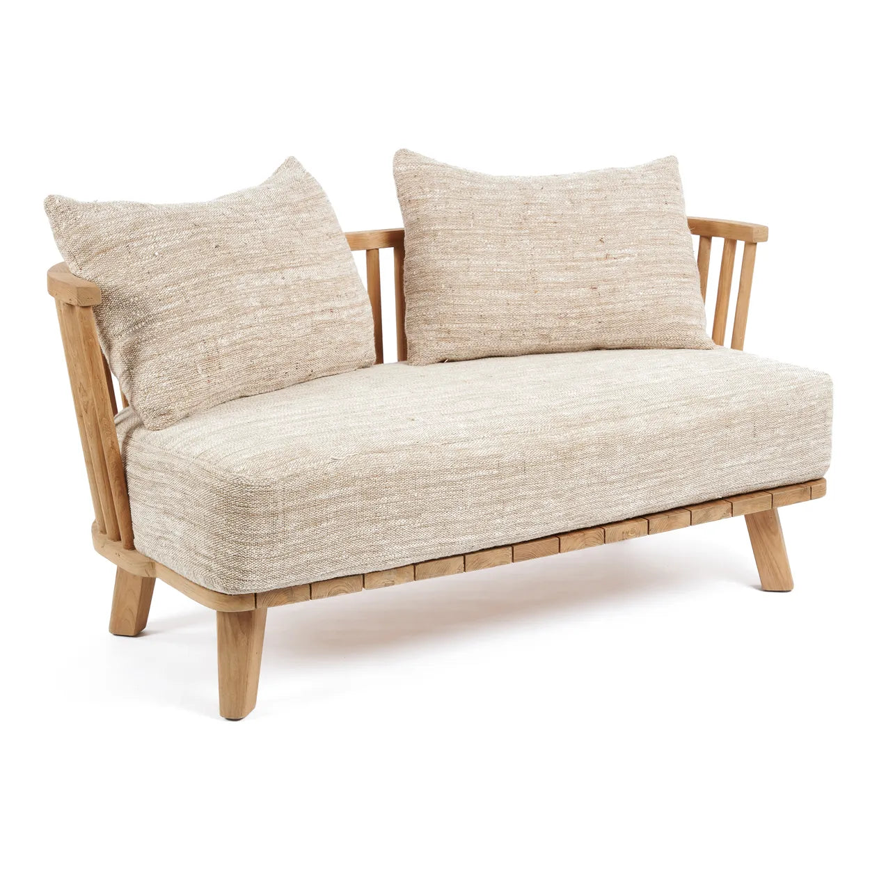 Malawi Two Seater från Bazar Bizar Antwerp är en beige tvåsitssoffa med plyschkuddar och en träram. Dess djupa säten erbjuder komfort, medan lamellsidor och ryggstöd ger en luftig look. De korta, vinklade benen ger modernitet till denna premium återvunna teakbit, perfekt för eleganta hem.