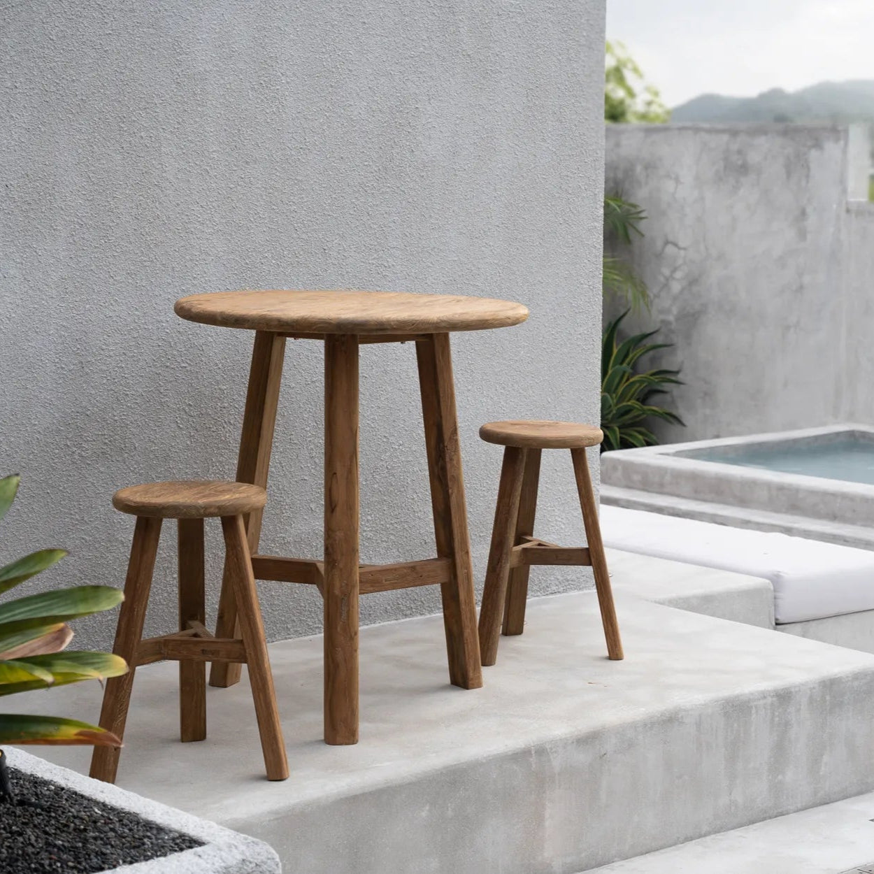 Fusuma Bar Table är ett handgjort barbord tillverkat av återvunnet teakträ, vilket gör det både hållbart och väderbeständigt. Med sin eleganta design och högre bordshöjd är det perfekt för sociala stunder utomhus. Den varma teakfinishen ger bordet en naturlig och sofistikerad estetik som passar alla uterum.