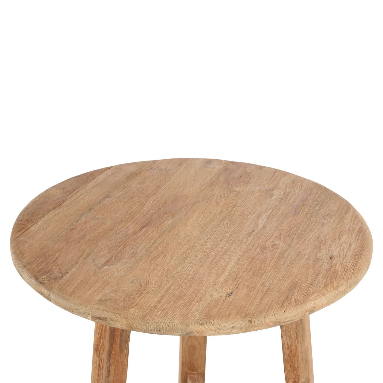 Fusuma Bar Table är ett handgjort barbord tillverkat av återvunnet teakträ, vilket gör det både hållbart och väderbeständigt. Med sin eleganta design och högre bordshöjd är det perfekt för sociala stunder utomhus. Den varma teakfinishen ger bordet en naturlig och sofistikerad estetik som passar alla uterum.