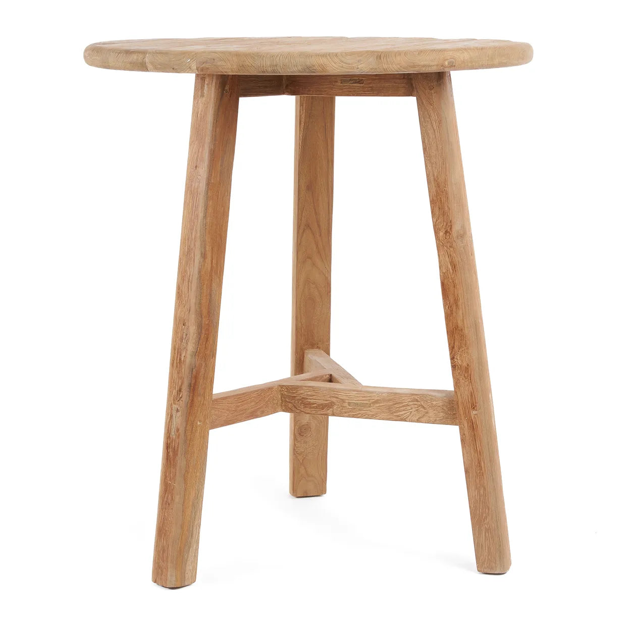 Fusuma Bar Table är ett handgjort barbord tillverkat av återvunnet teakträ, vilket gör det både hållbart och väderbeständigt. Med sin eleganta design och högre bordshöjd är det perfekt för sociala stunder utomhus. Den varma teakfinishen ger bordet en naturlig och sofistikerad estetik som passar alla uterum.