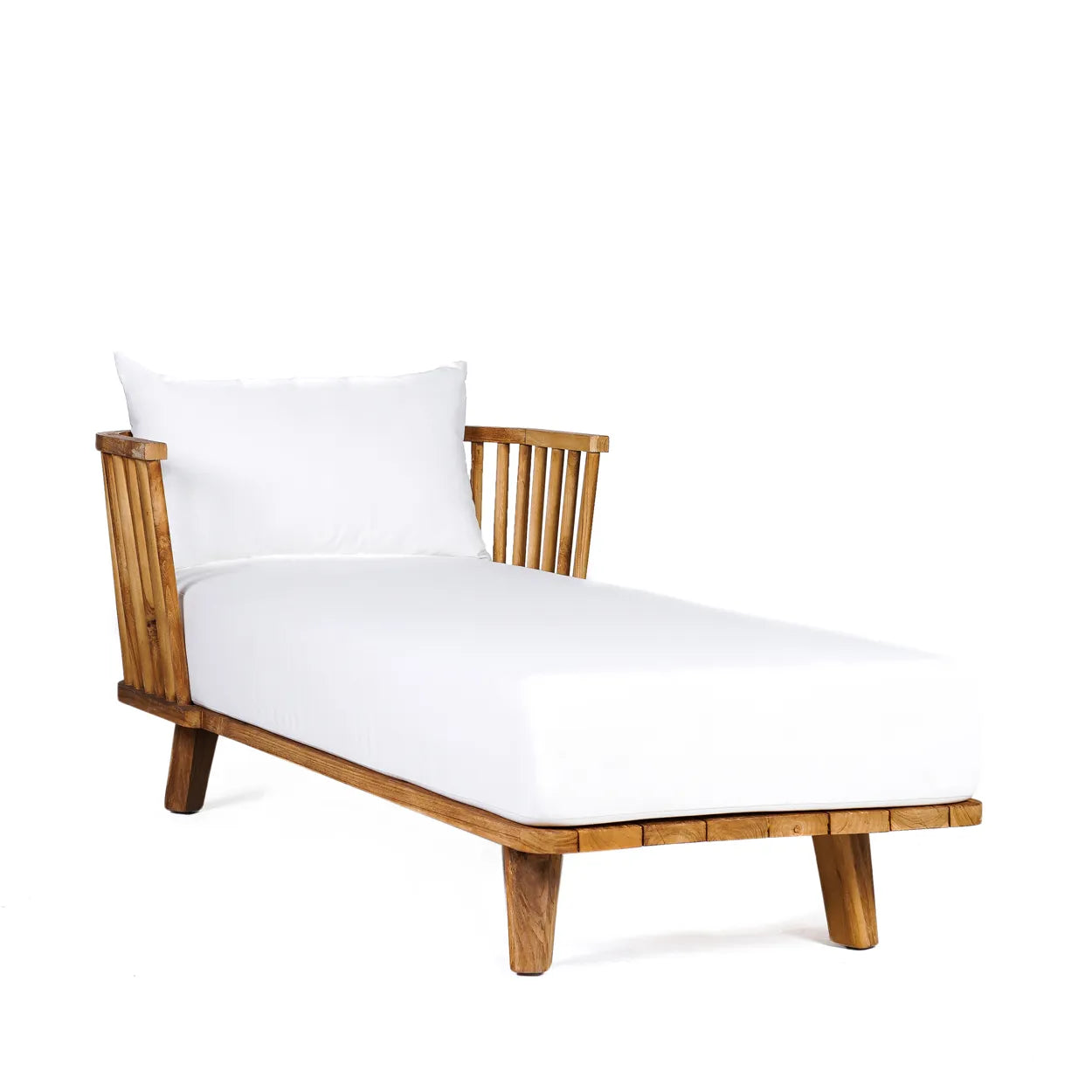 The Bazar Bizar Antwerp Malawi Daybed i Natural White har en struktur av återvunnet teak, med ett ryggstöd och armstöd på ena sidan. Dess vattenavvisande vita kuddar förstärker dess minimalistiska design mot en vanlig vit bakgrund.