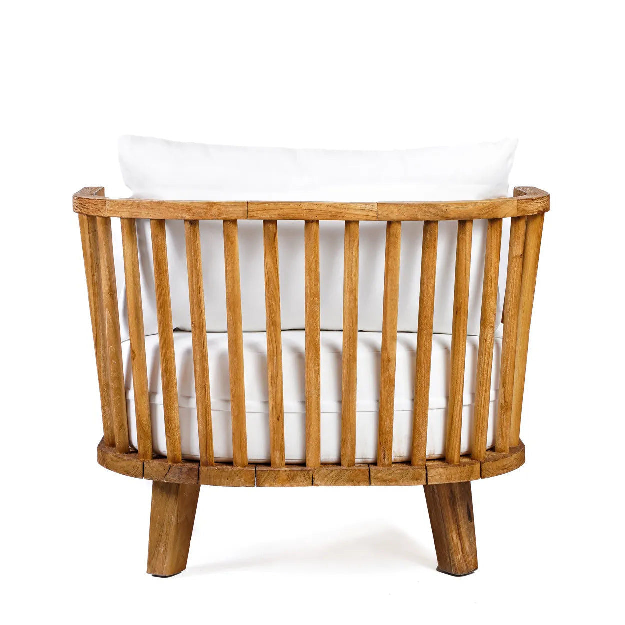 The Bazar Bizar Antwerp Malawi Daybed - Natural White är tillverkad av återvunnet teak med ett rundat ryggstöd med spjälor och vita vattenavvisande kuddar. Dess robusta ben och naturliga finish gör den till en inbjudande del för alla miljöer.