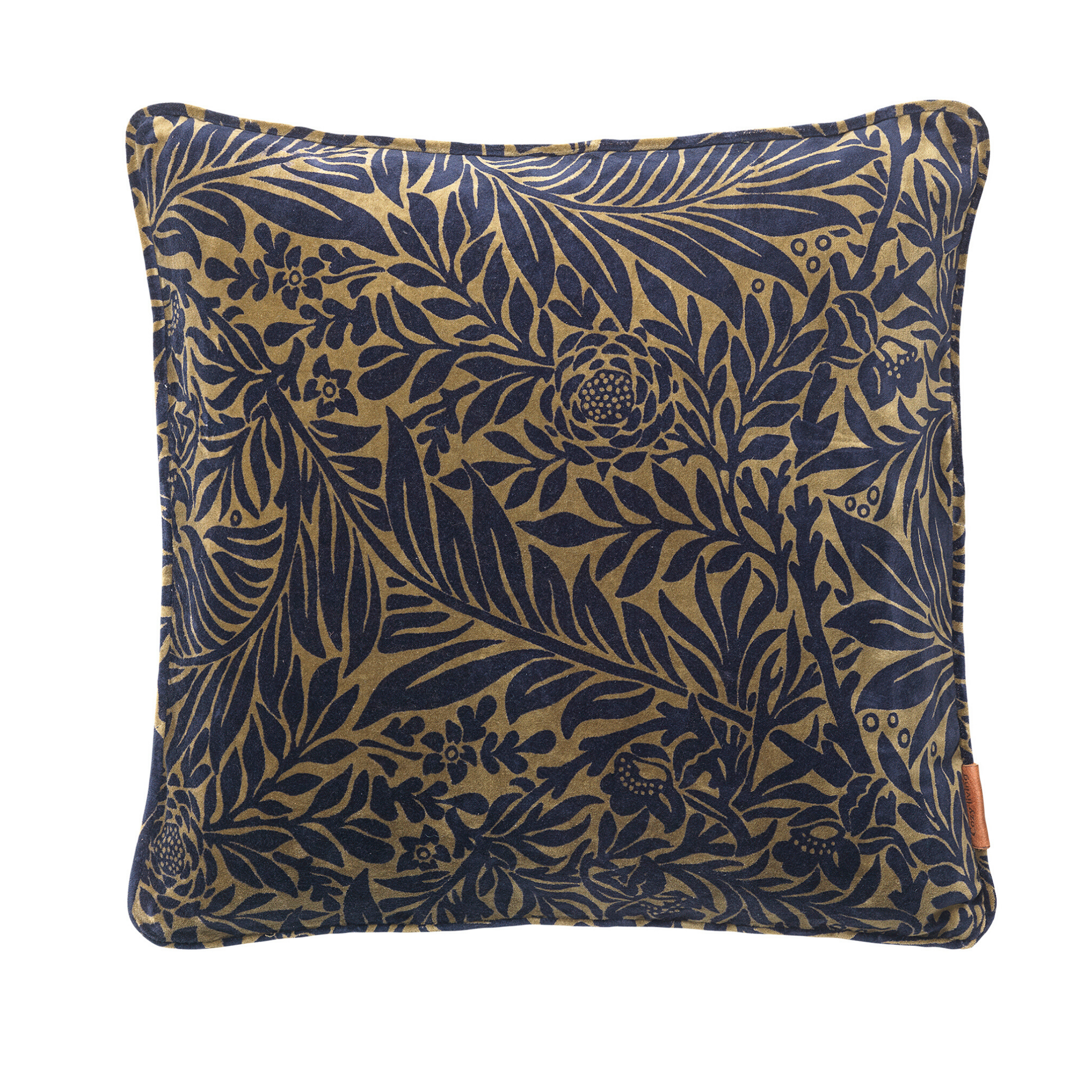 The Printed Leaves - Kudde i Sammet från Cozy Living är en 50x50 cm kvadratisk kudde i kungsblått, med ett intrikat botaniskt mönster med blad och blommor i mörk marinblå och guld. Den förkroppsligar modern elegans med certifierad kvalitet genom OEKO-TEX®-certifierade material.